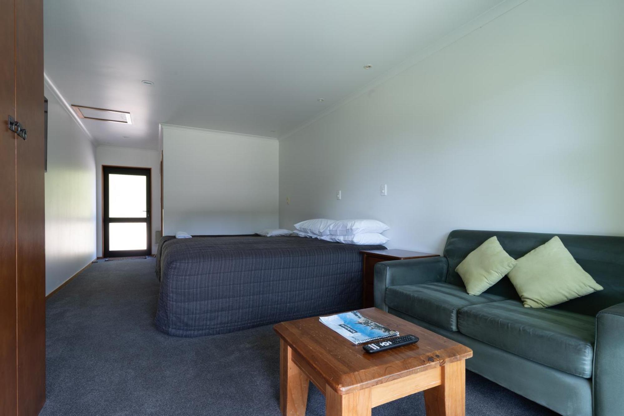 Donegal House Hotel Kaikoura Bagian luar foto